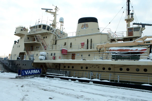 The crew of the icebreaker Varma rescued people swept out to sea on a drifting ice floe