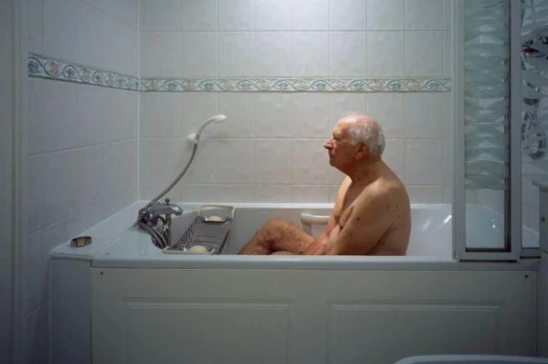 Can a bath eliminate the 'old age' smell?