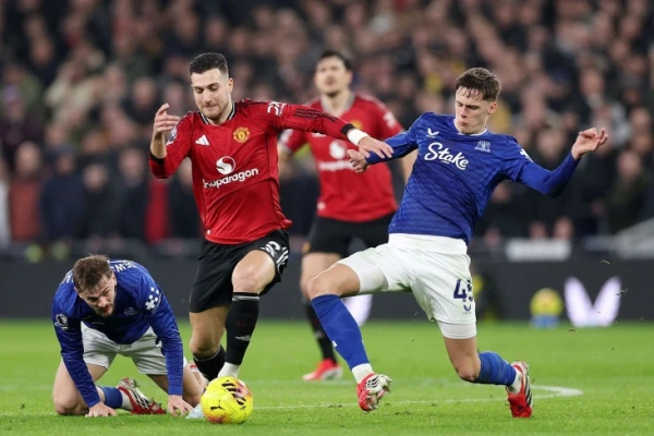 English Championship. Manchester United defeated Everton and climbed into the top 4