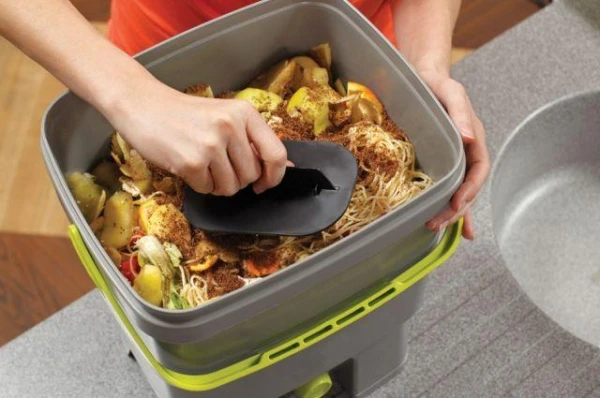 How to Collect Food Waste for Composting in Winter?