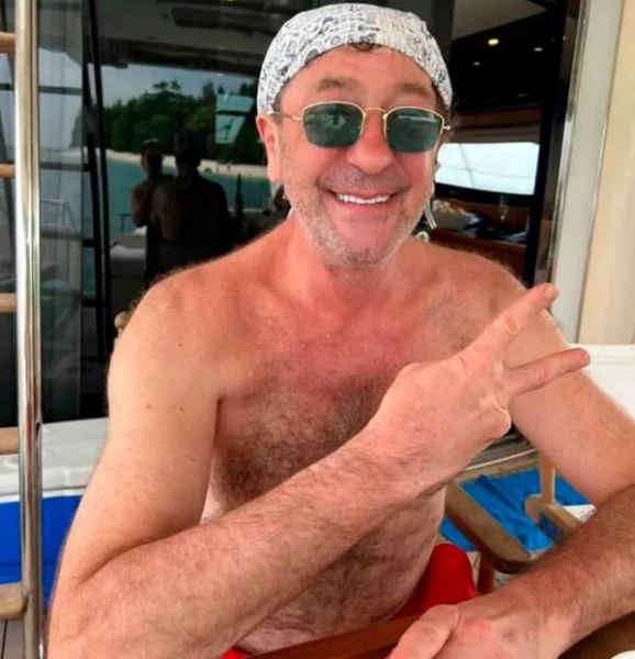 Разгульная жизнь - это то, что любит Гриша.