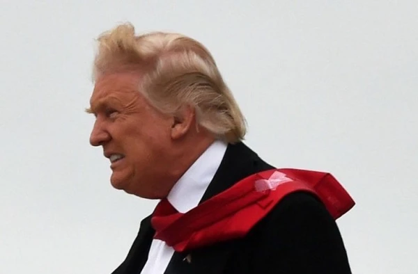 Порыв ветра обнаружил заклеенный скотчем галстук.