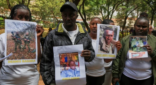 Пропавшие без вести родственники в руках кенийских пикетчиков.