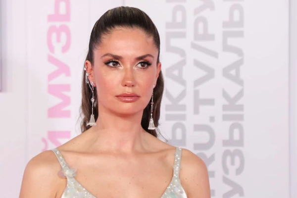 Прекрасная артистка не исчезает со страниц светской хроники.