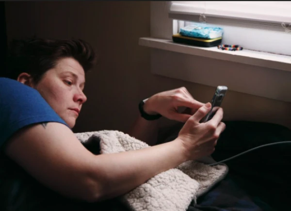 Doctor Warns About the Harmful Effects of Watching Series in the Evenings