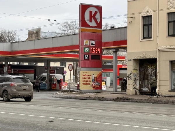 Рига, улица Бривибас, 14:00 вторника 3 марта.