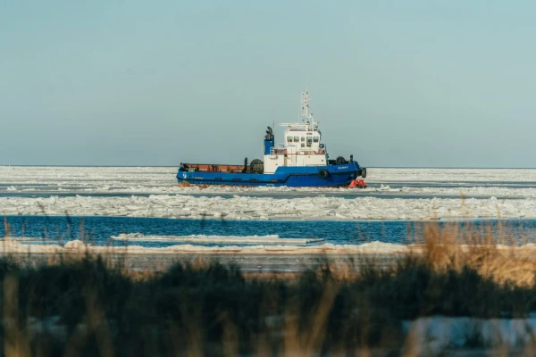 Vessel Ran Aground in the Gulf of Riga: Crew Evacuated by Military Helicopter