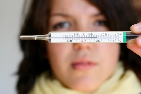 How was body temperature measured before the thermometer was invented?