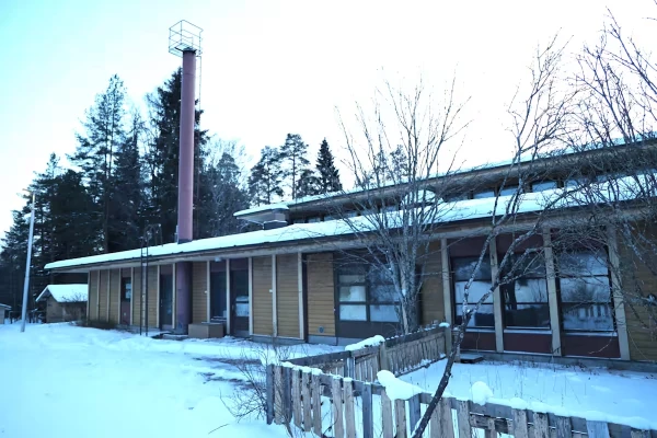 Деревянное здание построено в 1981 году.