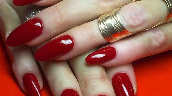 Дамы и не подозревают, кто делает их пальчики.