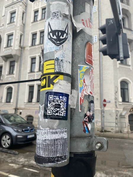 A fine of up to 1400 euros threatens for placing ads on poles in Riga