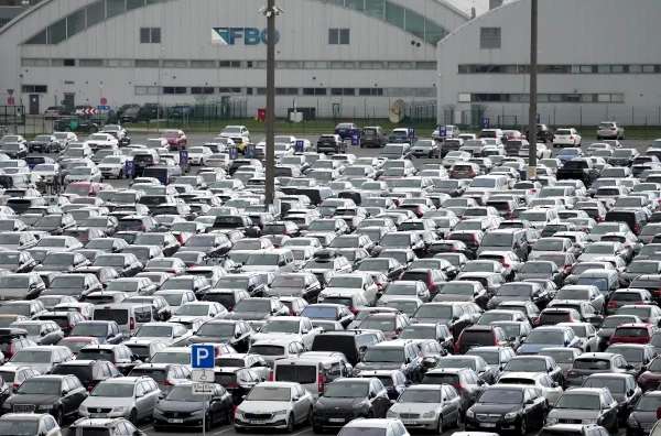 Паркинг у аэропорта — головная боль шофера.