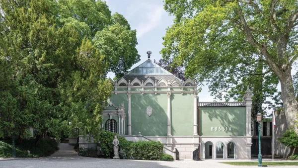 Здание в имперском стиле.