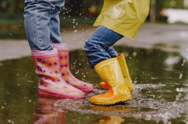 How long can you wear rubber boots during the day?