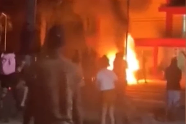 Протестующие сожгли офис правящей партии.