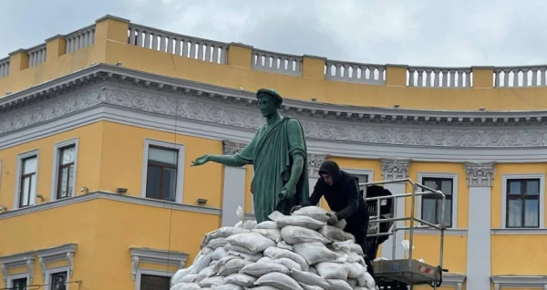 Неблагодарные потомки упрятали его в мешки.