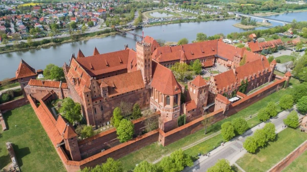 A Marvel of Medieval Engineering: The Largest Castle in the World and Its Dramatic History