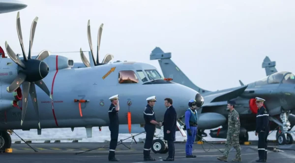 Президент Макрон посетил авианосец.