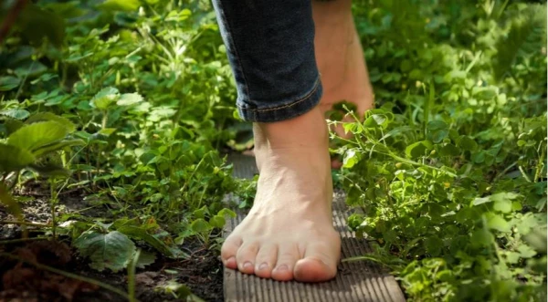 Head in the Cold, Feet in the Warmth? What Doctors Really Say About Walking Barefoot