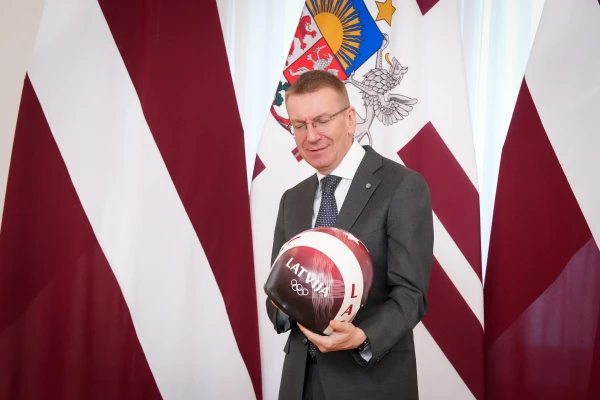 Ринкевичу подарили шлем. Но его не надел.