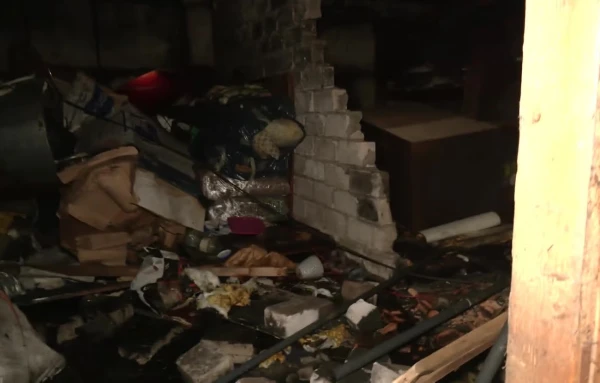 Relatives won’t let him into the apartment, so he sleeps in the basement… In Bolderāja, residents nearly burned due to a neighbor