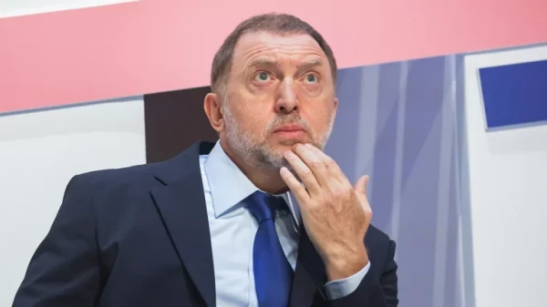 Миллиардер с тревогой следит за новостями.