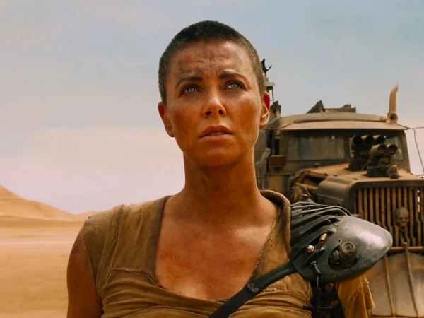 Шарлиз Терон  в фильме “Безумный Макс: дорога ярости”