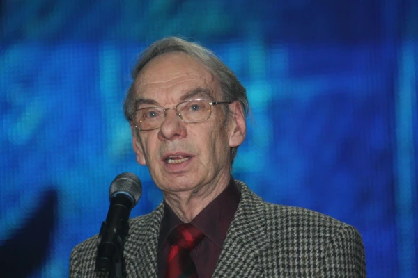 Любимым миллионами артистом искусно манипулировали.