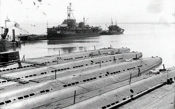 Албания получила целую флотилию подводных лодок и надводных судов.