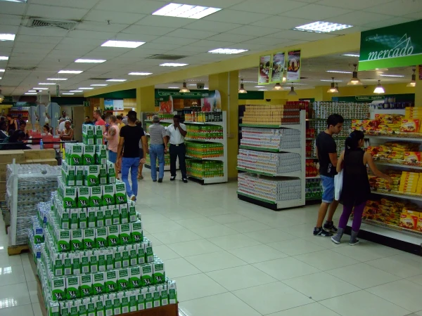 В таких магазинах Гаваны торговля ведется за конвертируемые песо - это аналог "Березки" в СССР.