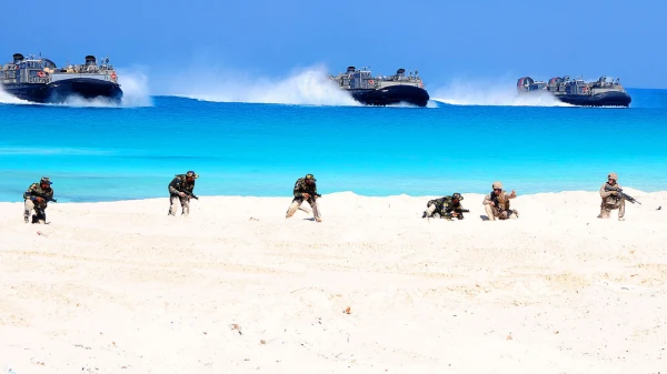 Морская пехота США научена высадке на необорудованное побережье.