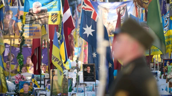 How many foreigners are fighting on the side of Ukraine?