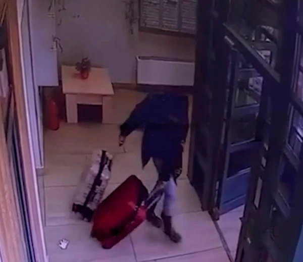 Момент, когда убийца выкатывает чемоданы с останками жертвы, попал на камеры.