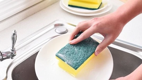 Experienced Housewives Cut a Corner Off the Dish Sponge: How It Helps with Cleaning
