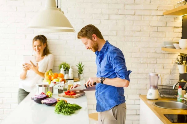 The Snacking Rule: A Dietitian Explains Why It's Important to Eat Every 4 Hours