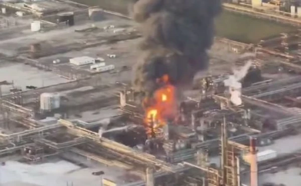 An explosion occurred at one of the largest oil refineries in the USA