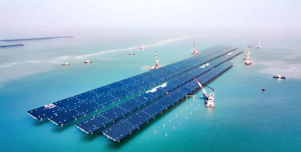 China has built floating solar power plants: they solve two problems at once