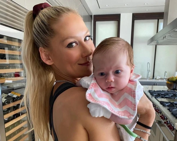 Mother of four in perfect shape: Kournikova spotted at a water park