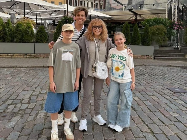 12-year-old Lisa and Harry Galkin became owners of a luxurious castle in the village of Gryazi