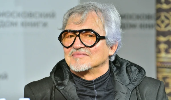 Dmitry Dibrov did not mourn for long: the TV presenter is already living with a new woman