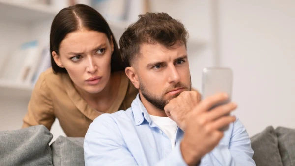 Love Leaves Unnoticed: How This Is Reflected in His Phone