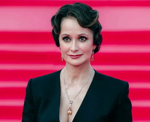 Olga Kabo at 58: The Actress Amazes with Her Figure in a Swimsuit and Shares Secrets of Youth