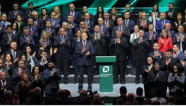 Летчик Радев взял на борт много пассажиров.