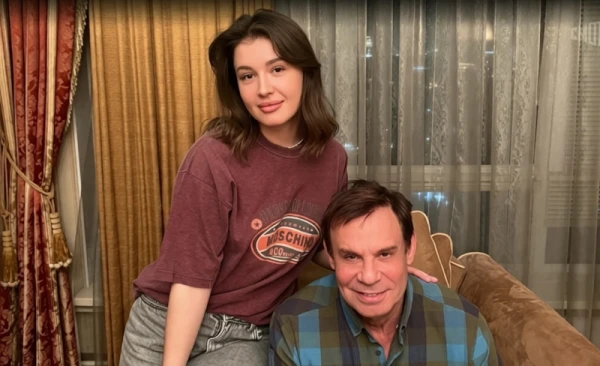 Мэтр красавице - прямо как отец, родной.