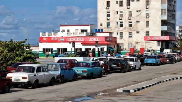 На гаванских улицах - очереди за бензином, которого нет.