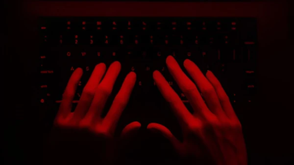 Apple Warns iPhone Users About Hacker Attacks