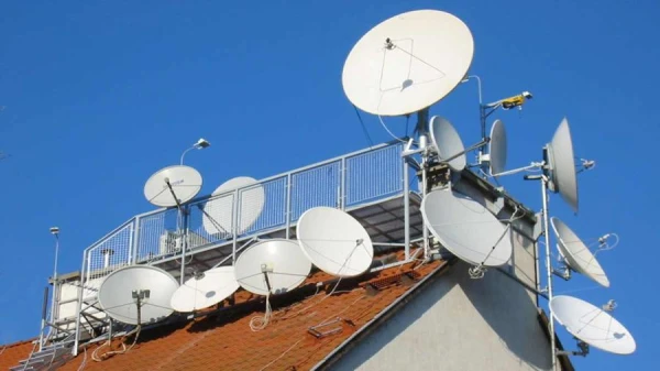 In Rēzekne, unauthorized antennas are being dismantled from the roofs of apartment buildings