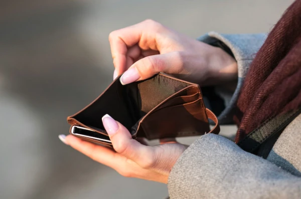 Latvians Burdened by Debt: Many Struggle to Pay Bills