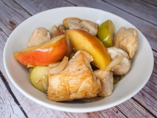 Chicken with Apples in Honey Glaze — An Amazing Combination of Flavors