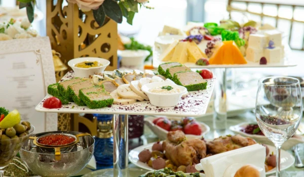 How to Arrange a Buffet at Home: 4 Service Secrets from Hotels